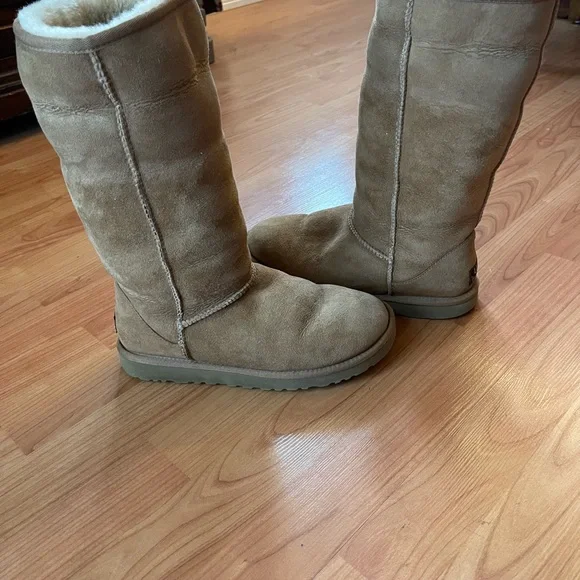 Size Woman’s 8 UGG boot. - Picture 4 of 4